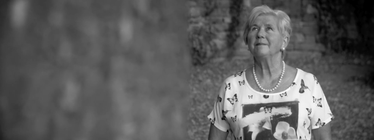 Frau blickt in den Himmel