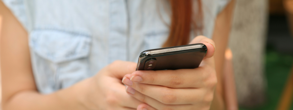 Frau mit Smartphone